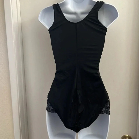 Velvet Kitten Lacey Accent Body Shaper Bodysuit #303538 Size Medium NWOT - Picture 8 of 9